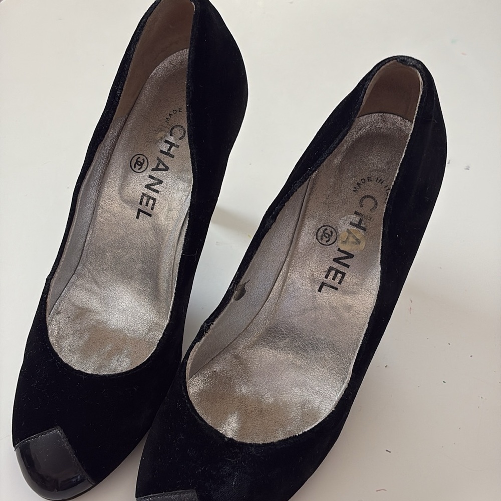 Black Velvet and leather Chanel Shoes - Picture 2 of 5